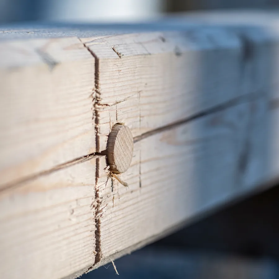Nahaufnahme einer Zapfenverbindung mit Holznagel